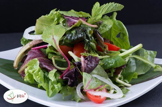 salaty PRZEPIS KWIETNIA: Wiosenna sałatka z chrzanem  