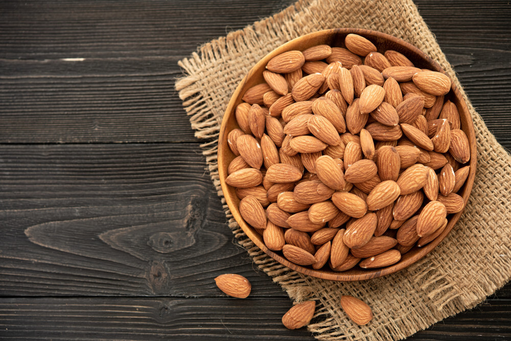 almond-wooden-bowl-wooden-background-near-bag-from-burlap-healthy-food-snack-organic-vegetarian-food Migdały – wartości odżywcze, kalorie, ile jeść i które wybierać