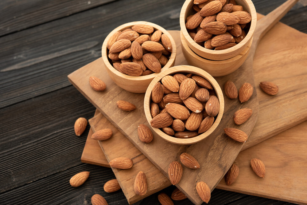 bowl-with-almond-wooden-table Migdały – wartości odżywcze, kalorie, ile jeść i które wybierać