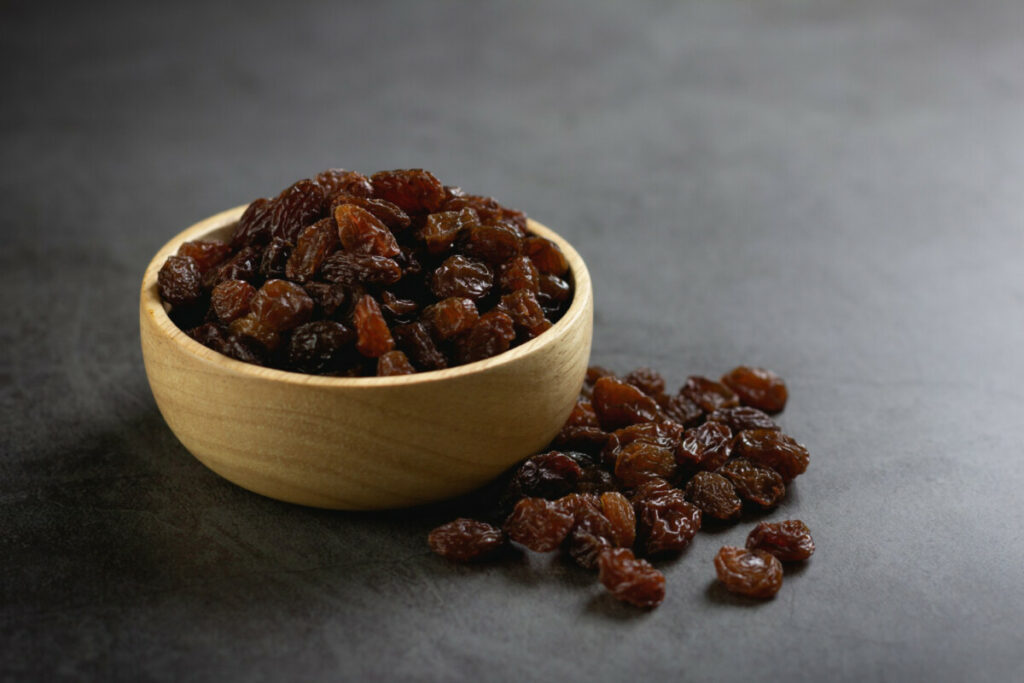 dried-raisins-bowl-table-1024x683 Rodzynki – właściwości, przeciwwskazania, kalorie i pyszne przepisy