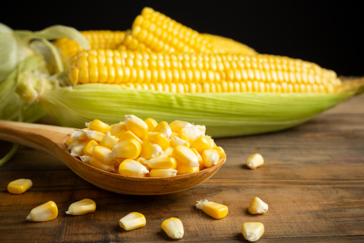 seeds-sweet-corn-wooden-table Co to jest skrobia kukurydziana? Właściwości, zastosowanie, różnice  