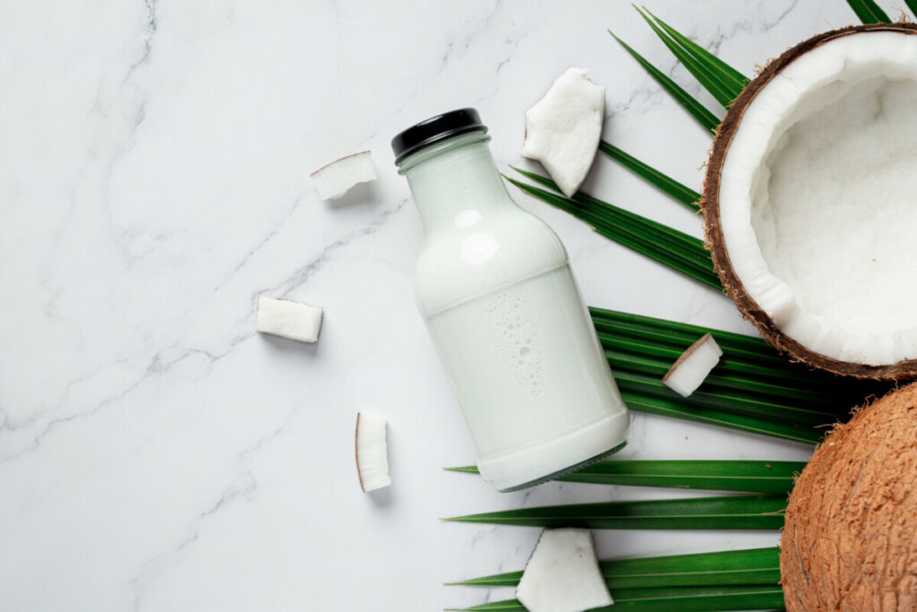 mleko-kokosowe-1024x683 Mleko roślinne – jak powstaje, które najzdrowsze, przepis na domowe mleko roślinne
