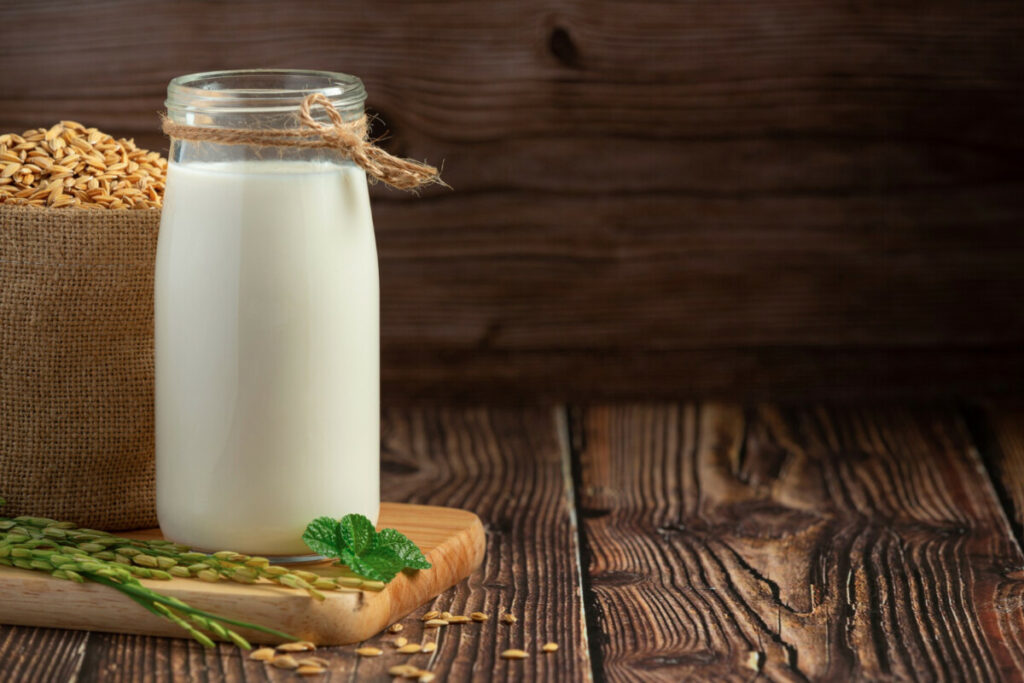 mleko-roslinne-1024x683 Mleko roślinne – jak powstaje, które najzdrowsze, przepis na domowe mleko roślinne
