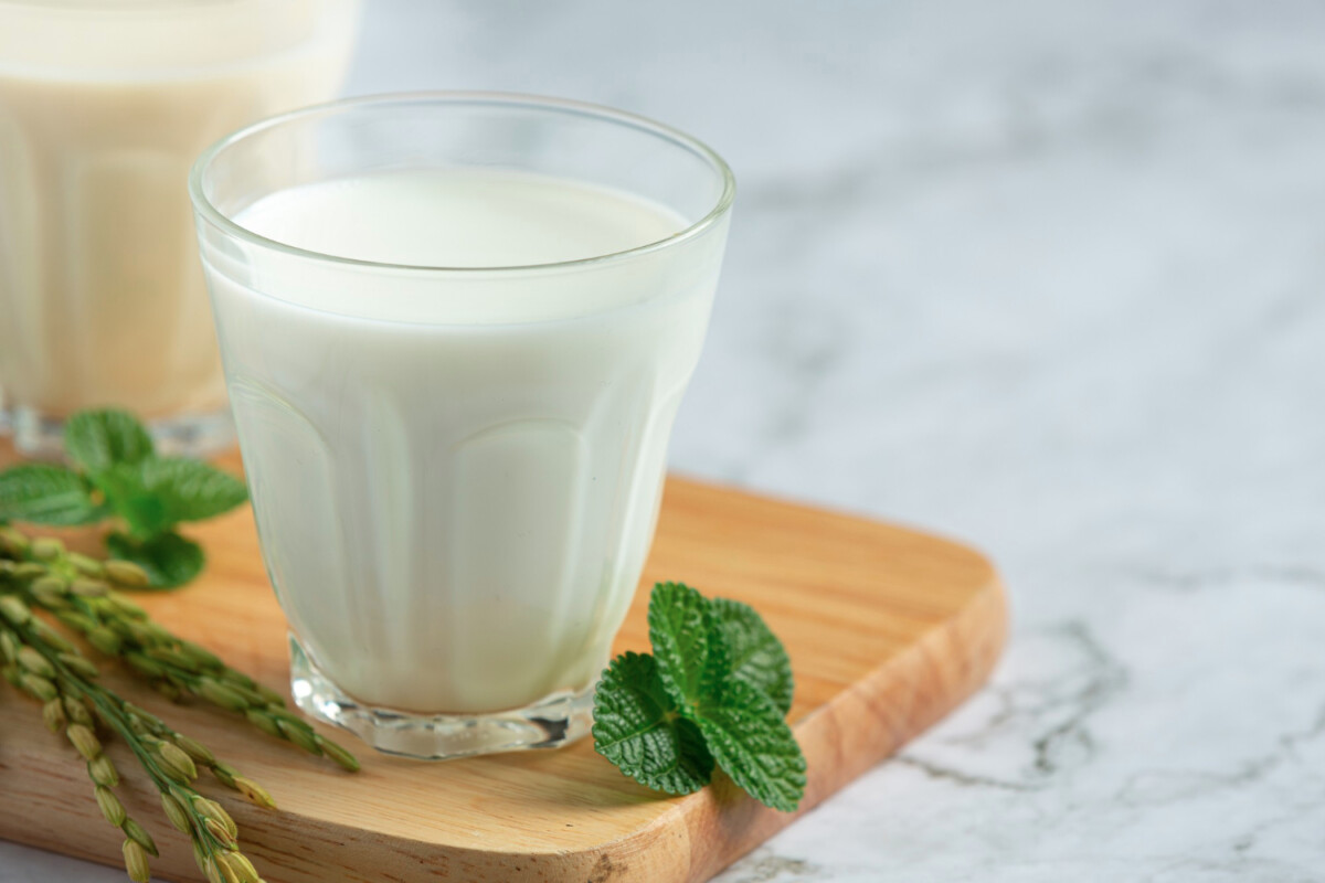 mleko-ryzowe Mleko roślinne – jak powstaje, które najzdrowsze, przepis na domowe mleko roślinne  