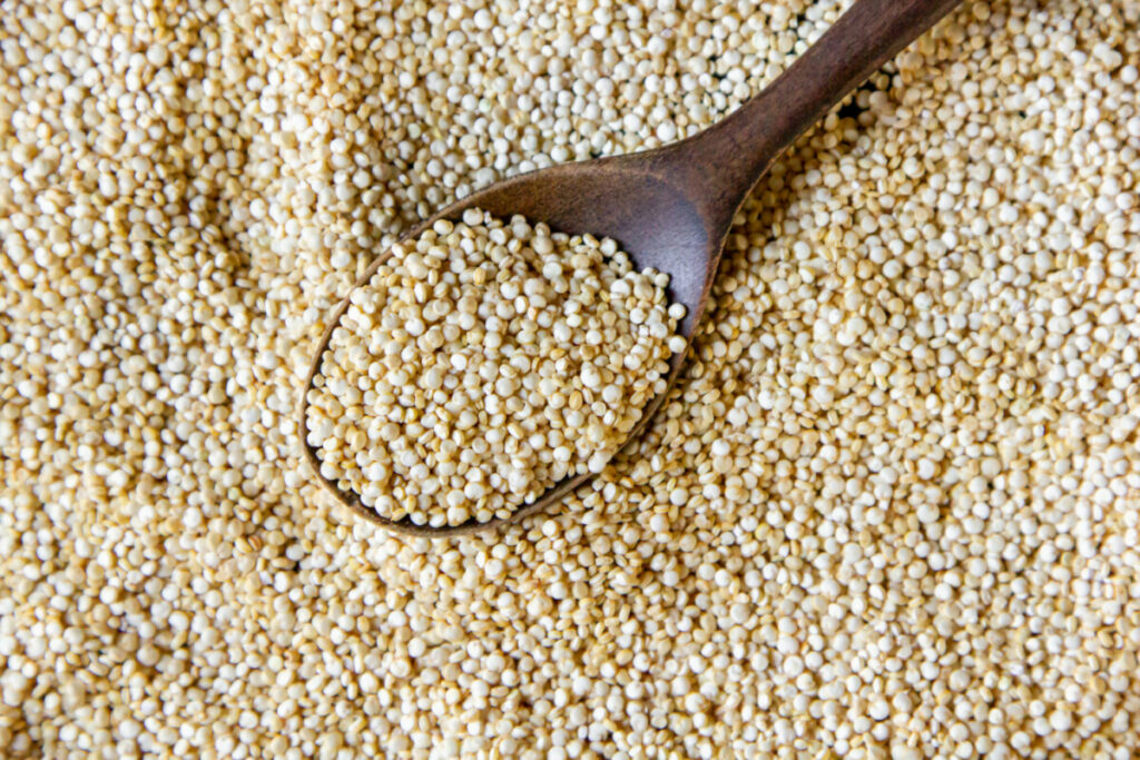quinoa-sypka-1024x683 Komosa ryżowa – przepisy, jak gotować, właściwości i zastosowanie