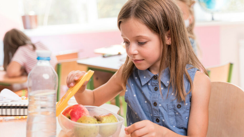 dziewczynka-owoce-1024x576 Zdrowa dieta dziecka w wieku szkolnym – odpowiadamy na najważniejsze pytania!