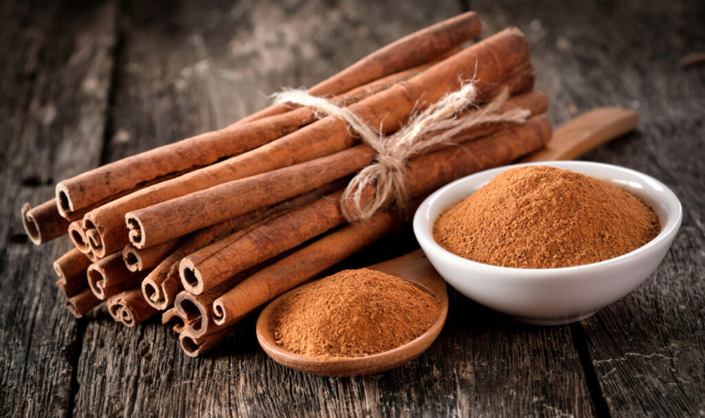 cinnamon-powder-table-wooden-1024x608 Jesień pachnąca cynamonem – poznaj niezwykłe właściwości tej smacznej przyprawy