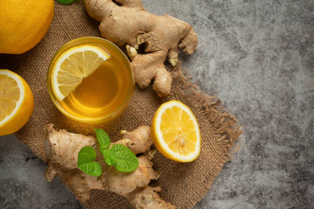honey-lemon-ginger-juice-food-beverage-products-from-ginger-extract-food-nutrition-concept-1-1024x683 Święta pachnące imbirem – właściwości zdrowotne i zastosowanie
