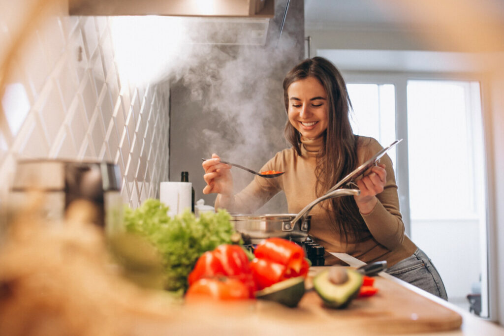 woman-cooking-kitchen-1-1024x683 Jak wprowadzić zalecenia zdrowego stylu życia do codzienności wypełnionej obowiązkami rodzinnymi i zawodowymi